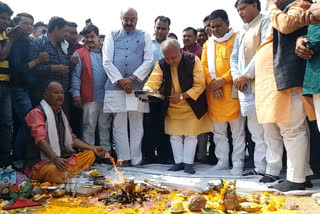Union Minister Narendra Singh Tomar worshiped the land