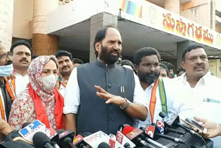 tpcc chief Uttam Kumar Reddy visited the Khammam bus stand