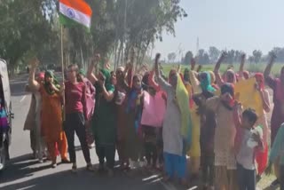 people protest in support of farmers movement by creating human chain in Hansi
