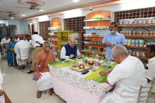Union Home Minister Amit Shah and MoS G Kishan Reddy had a meal at a roadside restaurant