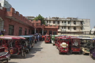 E-rickshaw drivers in Burari area expressed anger against traffic police and Delhi government