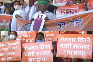 congress-mla-protests-outside-house-over-rising-price-of-petrol-and-diesel-in-ranchi