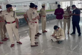 Police detains TDP chief Chandrababu Naidu at airport, TDP chief Chandrababu Naidu detained at airport, ஆந்திர முன்னாள் முதலமைச்சர் சந்திரபாபு நாயுடு, அமராவதி, ஆந்திரப் பிரதேசம், தேசிய செய்திகள், ஆந்திர மாநில செய்திகள், சந்திரபாபு நாயுடு, ஜெகன் மோகன் ரெட்டி, national news in tamil, தரையில் அமர்ந்து போராட்டம், விமான நிலையத்தில் தடுத்து நிறுத்தப்பட்ட முன்னாள் முதலமைச்சர்