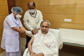 Odisha CM Naveen Patnaik Receives COVID Vaccine  ഒഡീഷ മുഖ്യമന്ത്രി  നവീൻ പട്‌നായിക് കൊവിഡ് വാക്‌സിൻ സ്വീകരിച്ചു  നവീൻ പട്‌നായിക് വാക്‌സിൻ സ്വീകരിച്ചു  Naveen Patnaik Receives COVID Vaccine  Naveen Patnaik Receives Vaccine