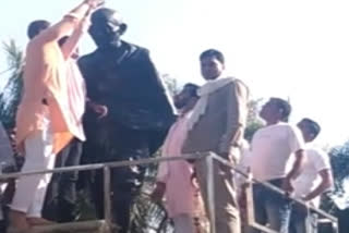 MP Congress workers purify Mahatma Gandhi's statue