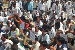 ग्रामीणों का कलेक्ट्रेट पर धरना, Villagers protest at collectorate in dausa
