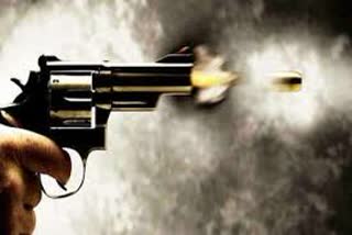 मुकुंदपुर में बदमाशों ने युवक को मारी गोली.