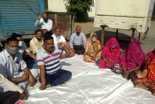 सिरोही में धरने पर बैठी पार्षद, Councilor sitting on strike in Sirohi