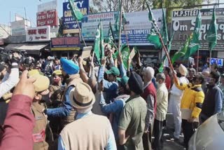 جموں: پی ڈی پی کا جائیداد ٹیکس اور ایندھن کی مہنگائی کے خلاف احتجاج