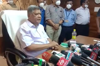 Minister Jagadeesh Shetter takes Covid vaccine