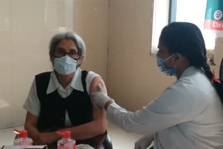 नोएडा में 45 वर्ष से अधिक उम्र के लोगों को टीका