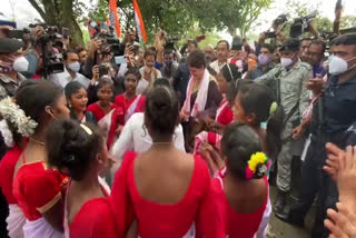 Priyanka Gandhi Vadra took part in Jhumur dance in Assam  പ്രിയങ്ക ഗാന്ധി വാദ്ര  പ്രിയങ്ക ഗാന്ധി അസമിൽ എത്തി  അസമിലെ തെരഞ്ഞെടുപ്പ്