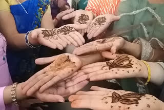 भाजपा नेत्रियों ने लगाया कमल फूल मेहंदी, BJP Worker put lotus flower mehndi