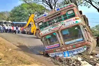 Lorry overturns on Warangal-Karimnagar National Highway