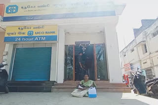 women dharna in front of bank with kerosene  women dharna with kerosene in theni  House auctioned women dharna in front of bank at theni  வங்கி முன் மண்ணெண்ணெய் கேனுடன் பெண் தர்ணா