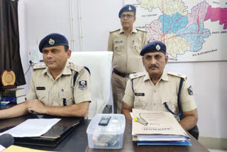 बरामद किए गए रुपए के साथ नालंदा पुलिस