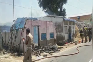 Three houses burnt down due to electrocution near Thiruthuraipoondi, three houses burnt near Thiruvarur, திருத்துறைப்பூண்டி அருகே மின்கசிவு காரணமாக மூன்று வீடுகளில் தீ விபத்து, Thiruthuraipoondi, thiruvarur latest, திருத்துறைப்பூண்டி, திருவாரூர், திருவாரூர் மாவட்டச்செய்திகள்