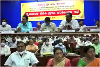 minister-bc-patil-taken-class-to-gadag-district-officials-in-dkp-meeting