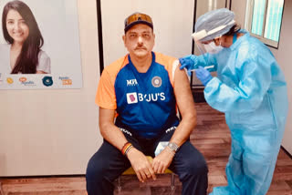 Ravi Shastri took the first dose of the corona vaccine