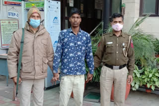 delhi police caught the absconding accused in the-robbery case from up