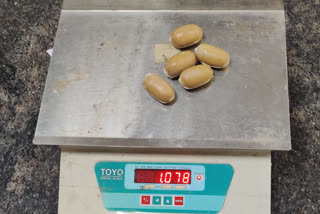 1078 grams of gold seized from Kozhikode airport  gold seized from Kozhikode airport  കോഴിക്കോട് വിമാനത്താവളം  1078 ഗ്രാം സ്വർണം പിടികൂടിട  1078 grams of gold seized  സ്വർണക്കടത്ത്