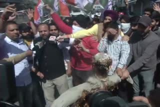 Congress workers raise slogans against Ghulam Nabi Azad and burn his effigy in Jammu