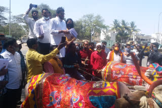 former MLA came in a bullock cart for the demands of farmers in Aurangabad