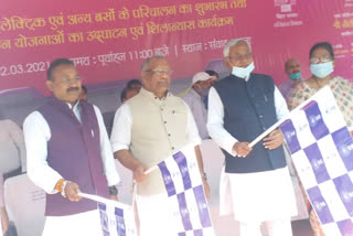 Nitish Kumar flags off 12 electric buses in BiharNitish Kumar flags off 12 electric buses in Bihar