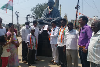 Congress leaders protests in Warangal.. have raised concerns over rising fuel prices.