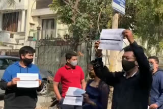 parents protest against offline exam  corona cricis in delhi  corona new cases in delhi ]  punjabi bagh parents protest  offline exam in corona time  ऑफलाइन परीक्षाओं पर अभिभावकों का प्रदर्शन  कोरोना में ऑफलाइन परीक्षाएं  ऑनलाइन परीक्षाओं की मांग