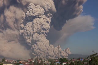 mount-sinabung-erupted