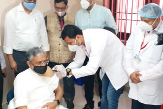 कोरोना टीका लेते सुशील कुमार मोदी