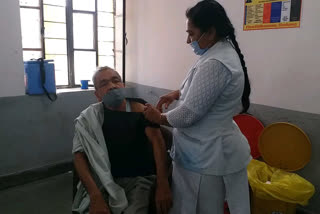 People put corona vaccine in Chittorgarh, चित्तौड़गढ़ में लोगों ने लगाया कोरोना टीका
