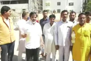 Congress leaders reached the corporation with a bottle of dirty water