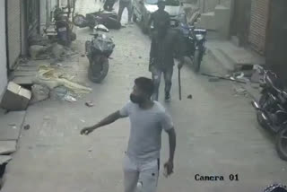 Mukundpur incident cctv footage  Mukundpur fight cctv footage  fights in two groups in Mukundpur  प्रॉपर्टी विवाद को लेकर बदमाशों के दो गिरोह के बीच मारपीट  मुकुंदपुर में बदमाशों की मारपीट  मुकुंदपुर में प्रॉपर्टी विवाद