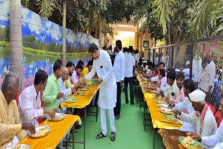 M L A  A . S Patil serve the food in muddebihala