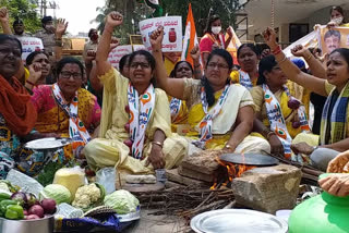 hubli women congress activist protest in front  bjp office