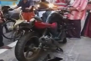 Bike collides with slab at Elamkulam  bike passenger died  ബൈക്ക് സ്ലാബിലിടിച്ച് അപകടം