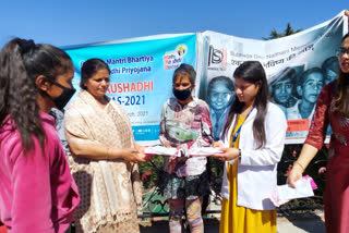 Distribute masks and sanitary napkins to women