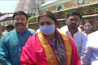 central-minister-smriti-irani-visited-tirumala-temple in andhra pradesh