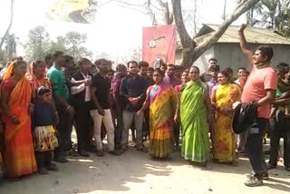 মোদি-শাহের ফ্লেক্স ছেঁড়ায় উত্তেজিত বিজেপি কর্মী