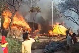 पबेरन पुरवा गांव में लगी आग.
