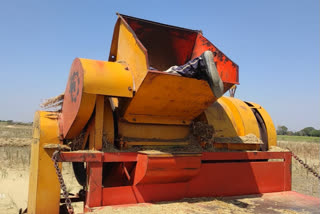 Traumatic death of a worker due to being trapped in a thresher machine