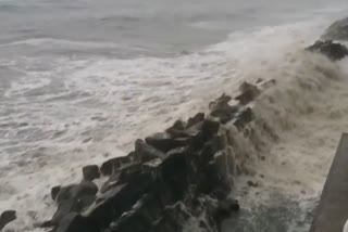 Fishing boat  fishing boat capsize kasaragod  ബോട്ട് അപകടത്തിൽപ്പെട്ടു  ആറോളം മൽസ്യത്തൊഴിലാളികൾ കടലിൽ കുടുങ്ങി  മടക്കര  മത്സ്യബന്ധന ബോട്ട്