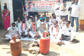 The Congress party staged a protest in Nellore against rising oil prices