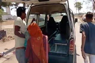 woman delivery on the road, woman giving birth on the road in Pratapgarh