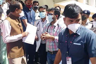 CM Shivraj put Corona vaccine after reaching Hamidia Hospital