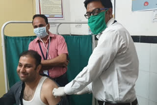 Dausa news, DM vaccinated second dose of Corona