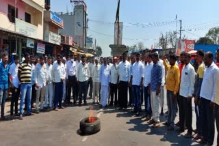 ramesh-jarakiholi-followers-protest-at-chikkodi