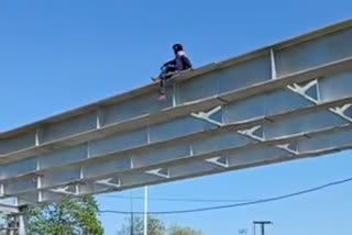 man climbed over railway footbridge in ranchi